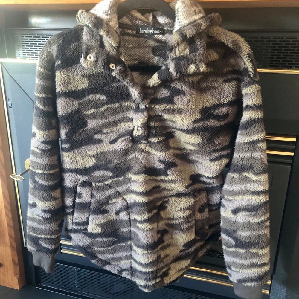 Derek 💜 Heart super fuzzy & warm pullover pockets